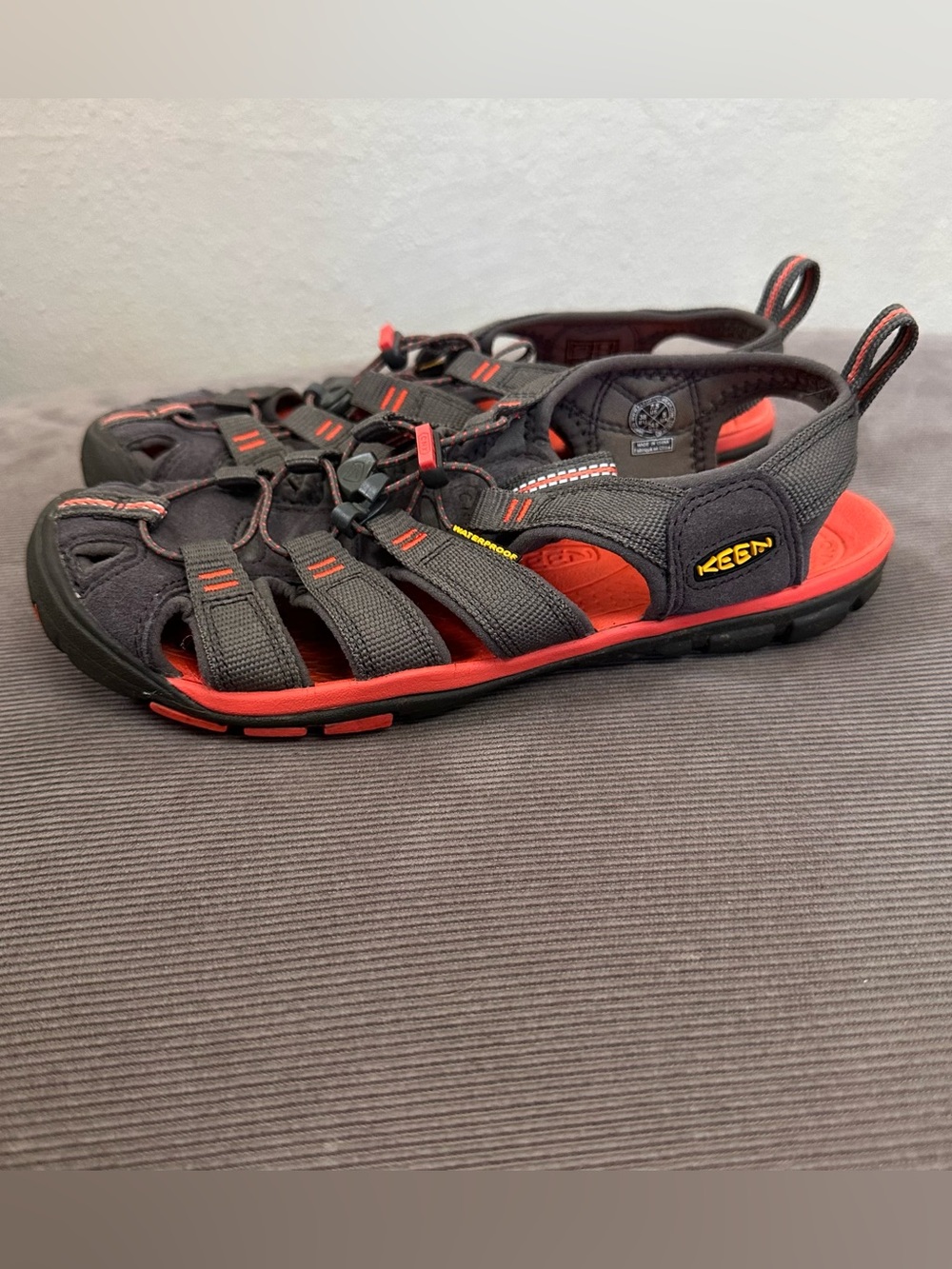 Keen Sandals Gray Waterproof Hiking Shoes Outdoor Bungee Slip On Womens Size 7.5